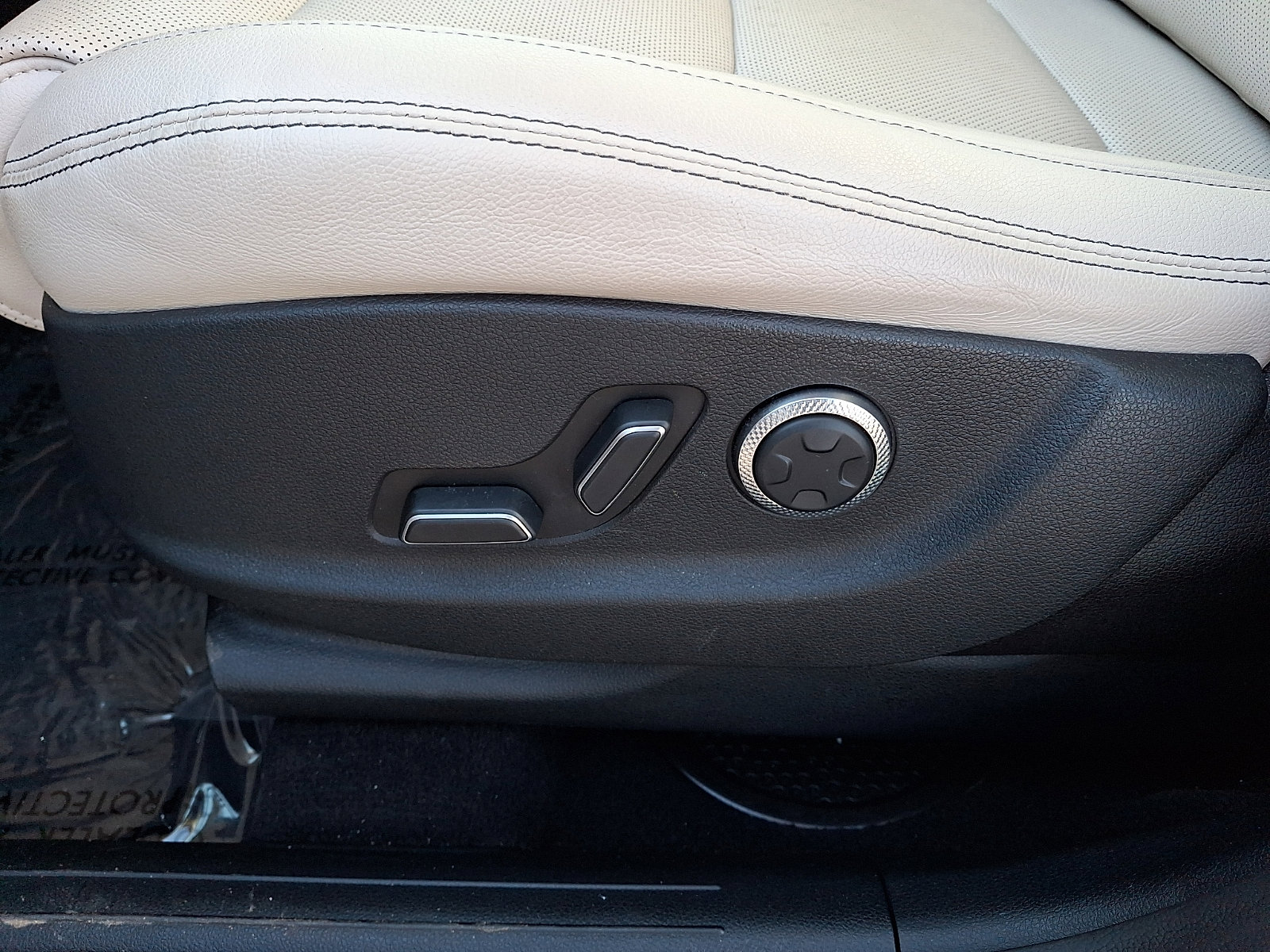 Certified 2023 Genesis GV70 2.5T w/ Select Package AWD/4WD image 17