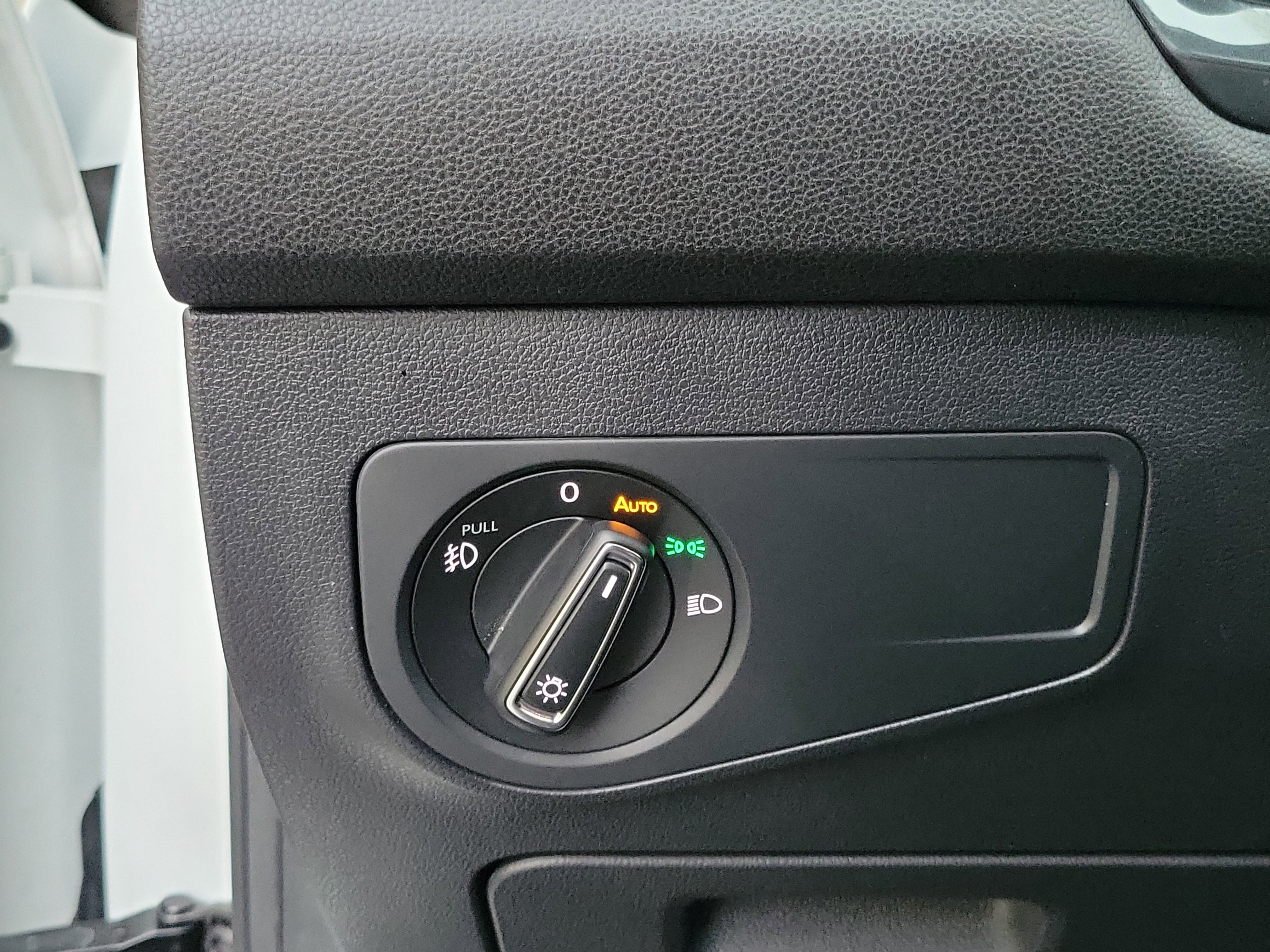 Used 2018 Volkswagen Tiguan SEL image 13