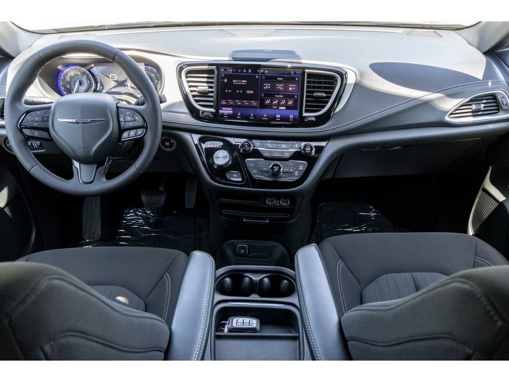Used 2024 Chrysler Pacifica Touring FWD image 12