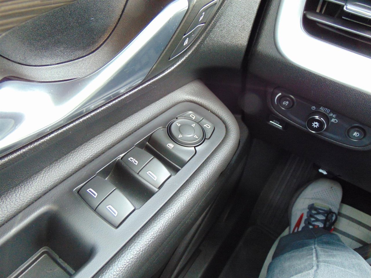 Used 2023 GMC Terrain SLT image 40