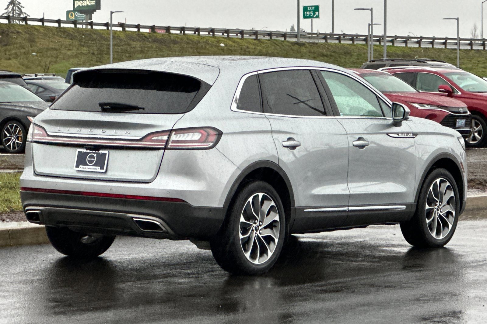 Used 2023 Lincoln Nautilus Reserve w/ Equipment Group 201A image 3