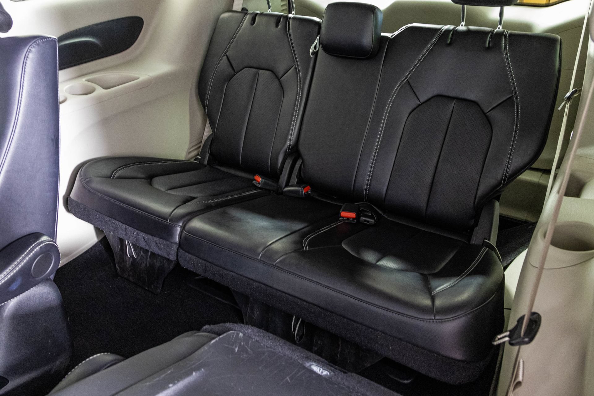 Used 2024 Chrysler Pacifica Limited FWD image 37