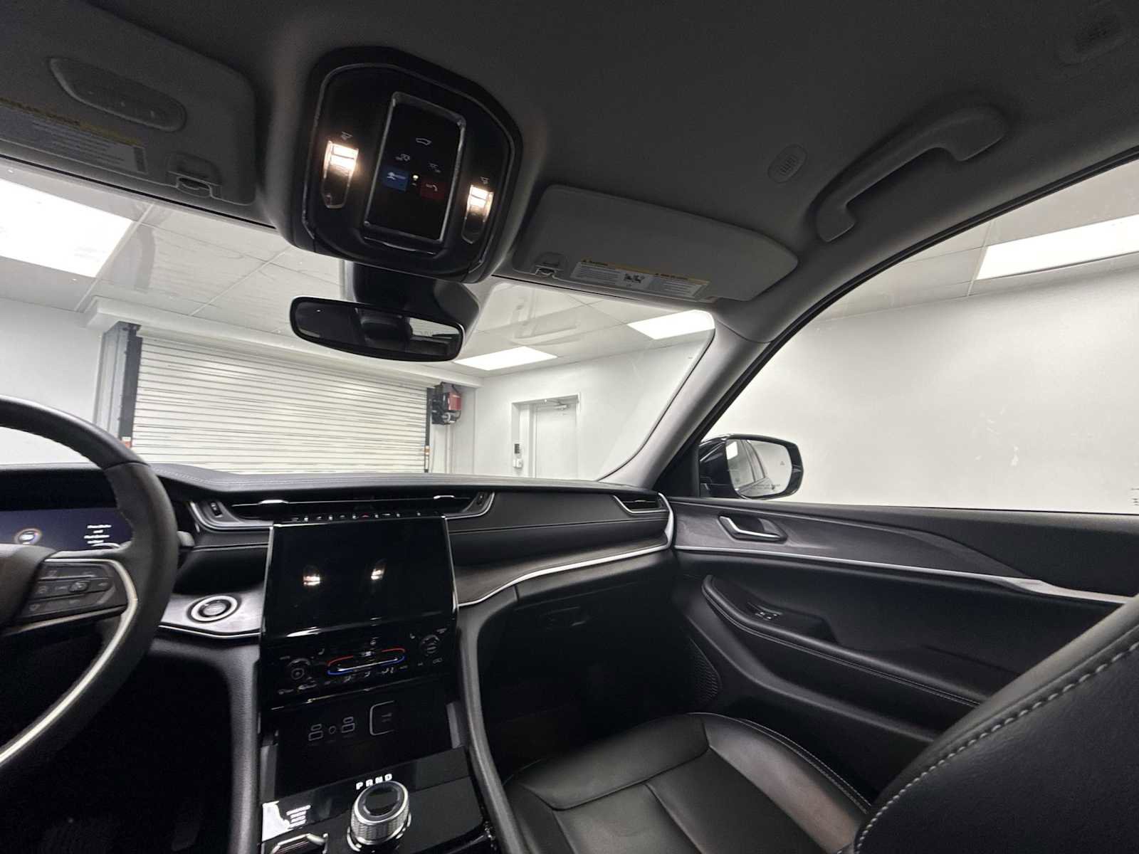 Used 2023 Jeep Grand Cherokee Limited image 11