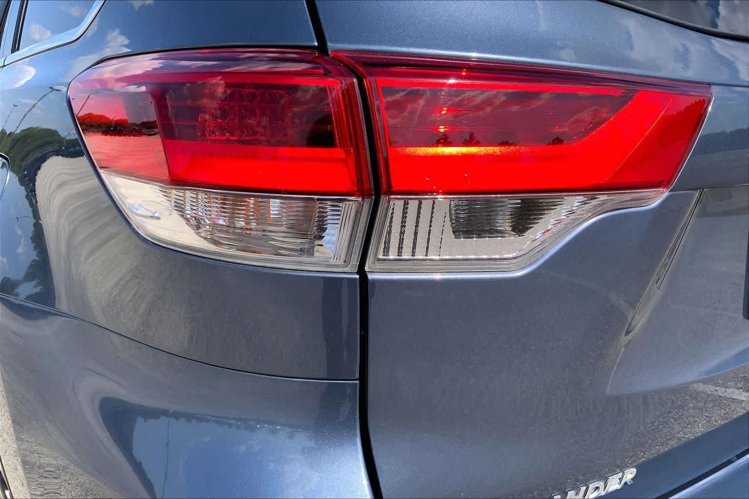 Used 2018 Toyota Highlander XLE FWD image 28