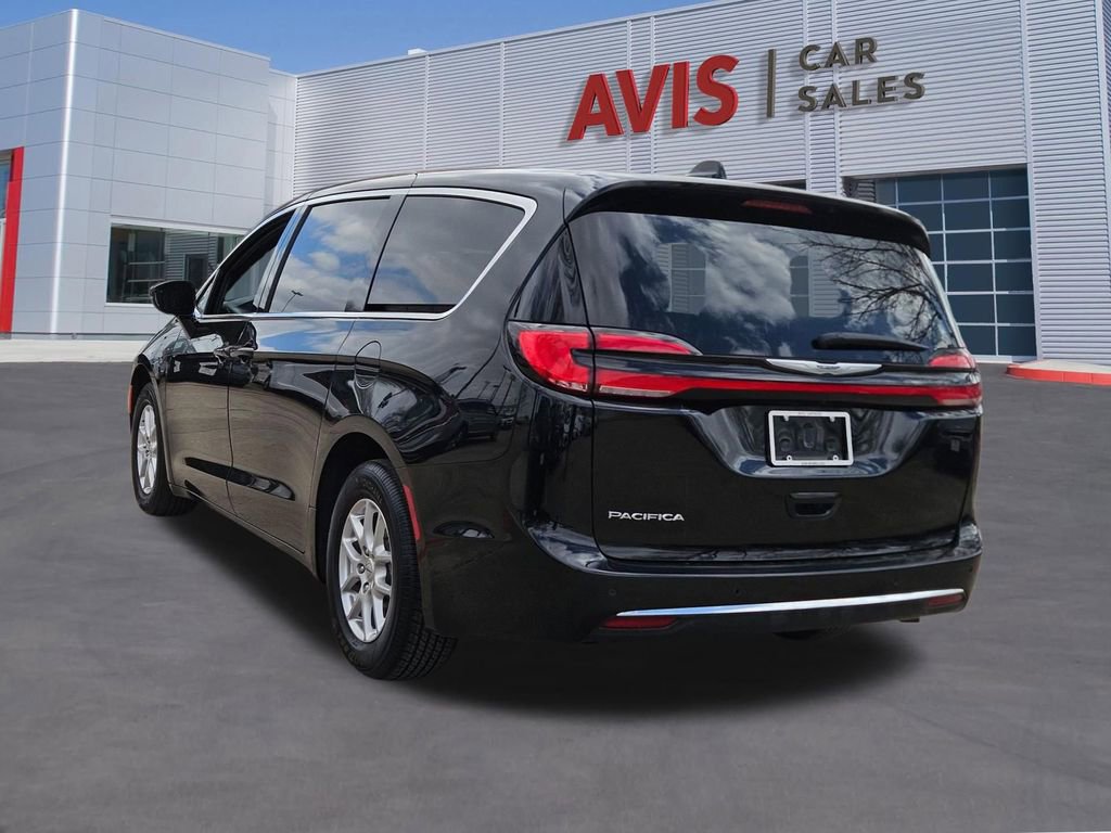 Used 2025 Chrysler Pacifica Select image 3