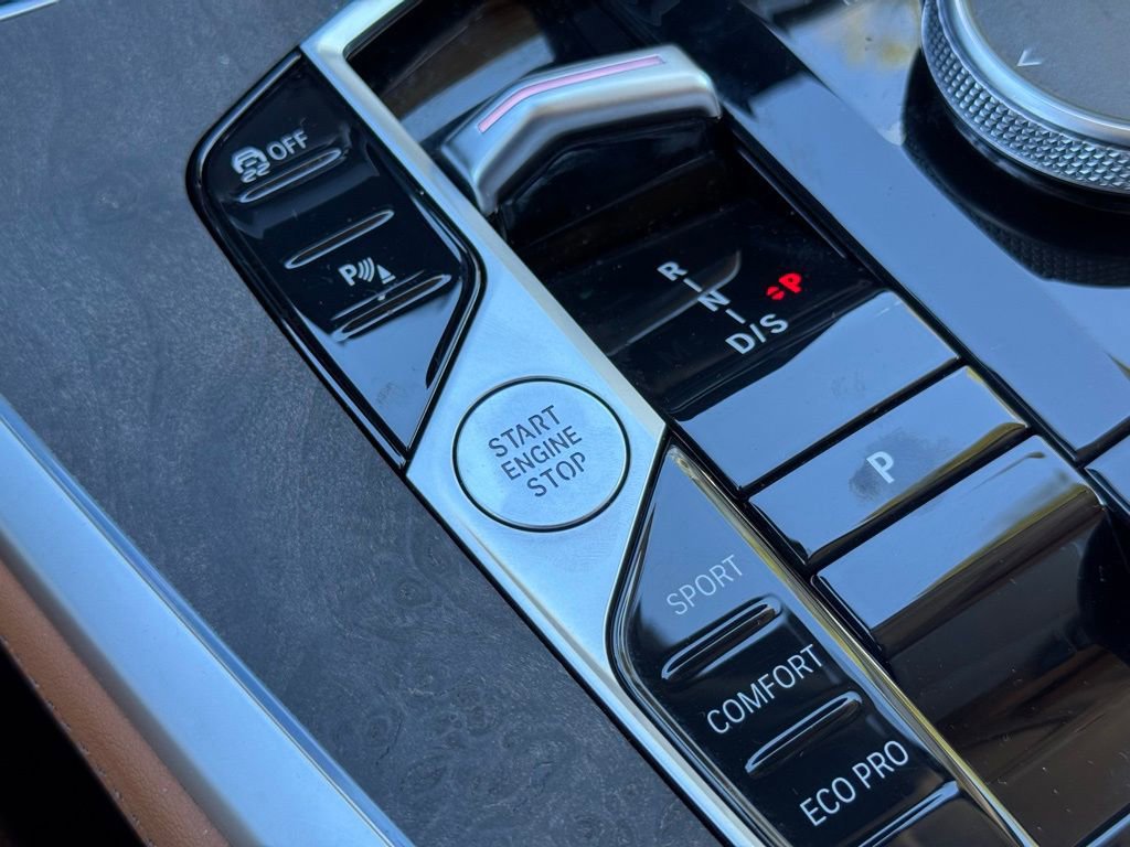 Used 2024 BMW X7 xDrive40i w/ Parking Assistance Package image 39