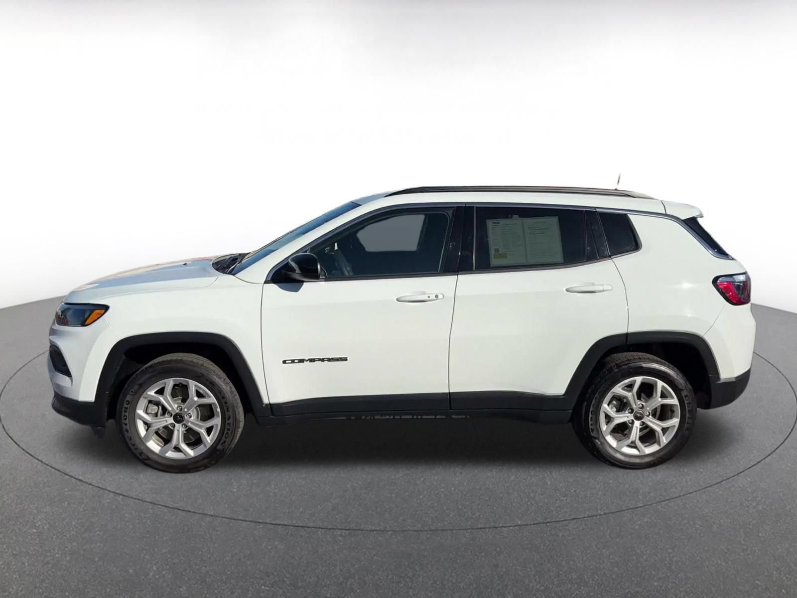 Used 2025 Jeep Compass Latitude AWD/4WD image 8