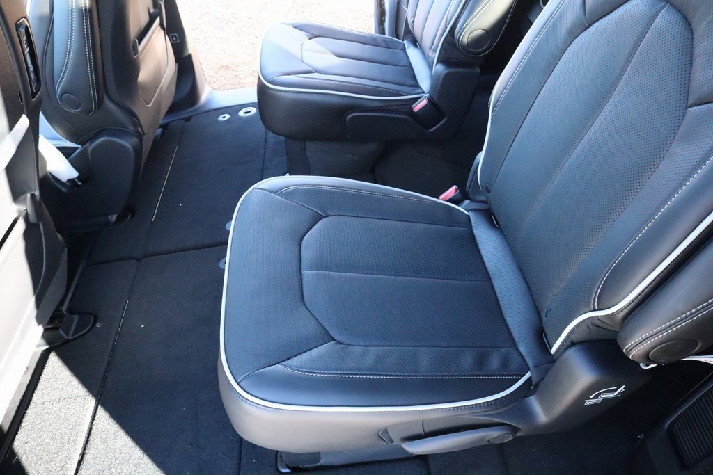 New 2026 Chrysler Pacifica Limited w/ Uconnect Theater Family Group image 13