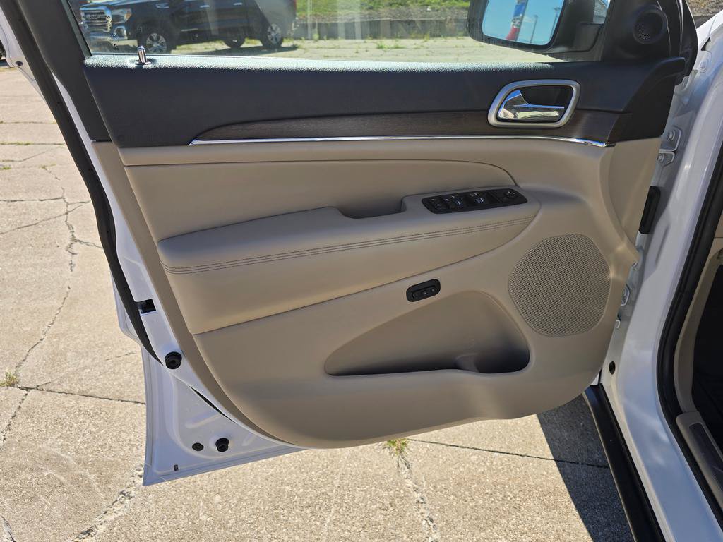 Used 2017 Jeep Grand Cherokee Limited AWD/4WD image 13