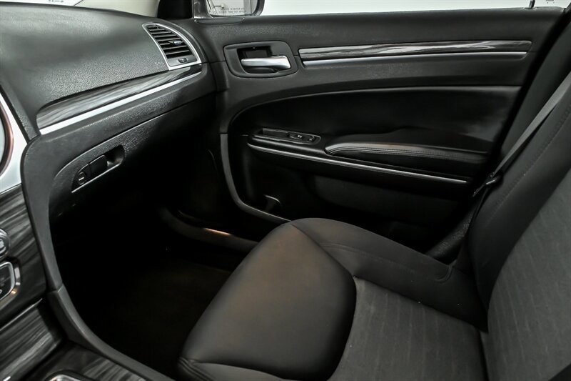 Used 2019 Chrysler 300 Touring RWD image 27