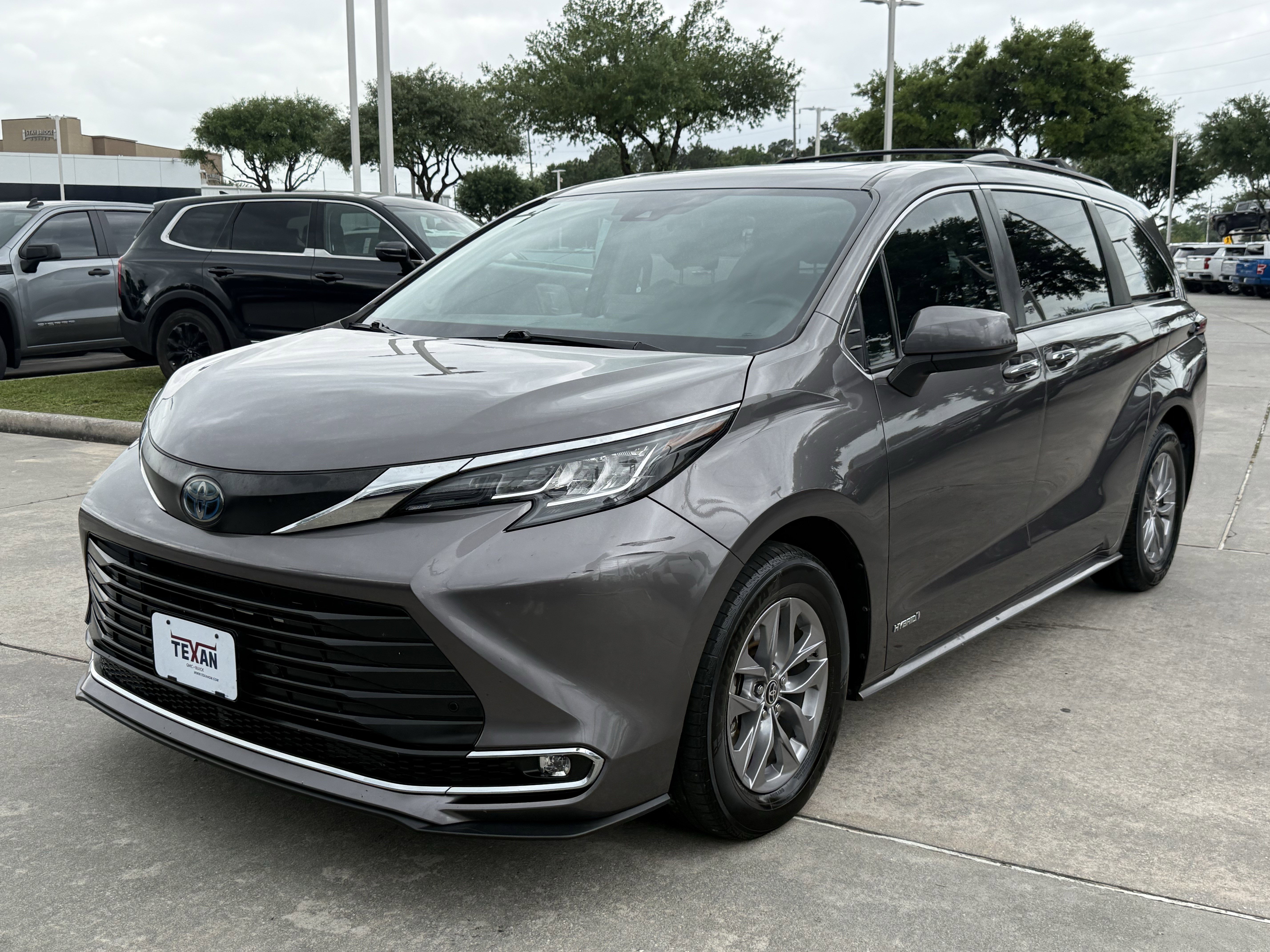 Used 2021 Toyota Sienna XLE w/ XLE Plus Package image 9