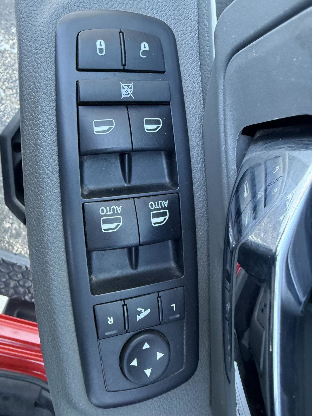 Used 2018 RAM 1500 SLT image 12