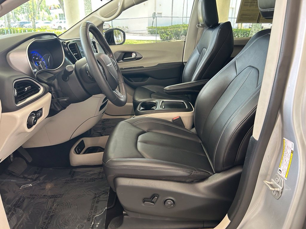 Used 2024 Chrysler Pacifica Touring-L FWD image 6