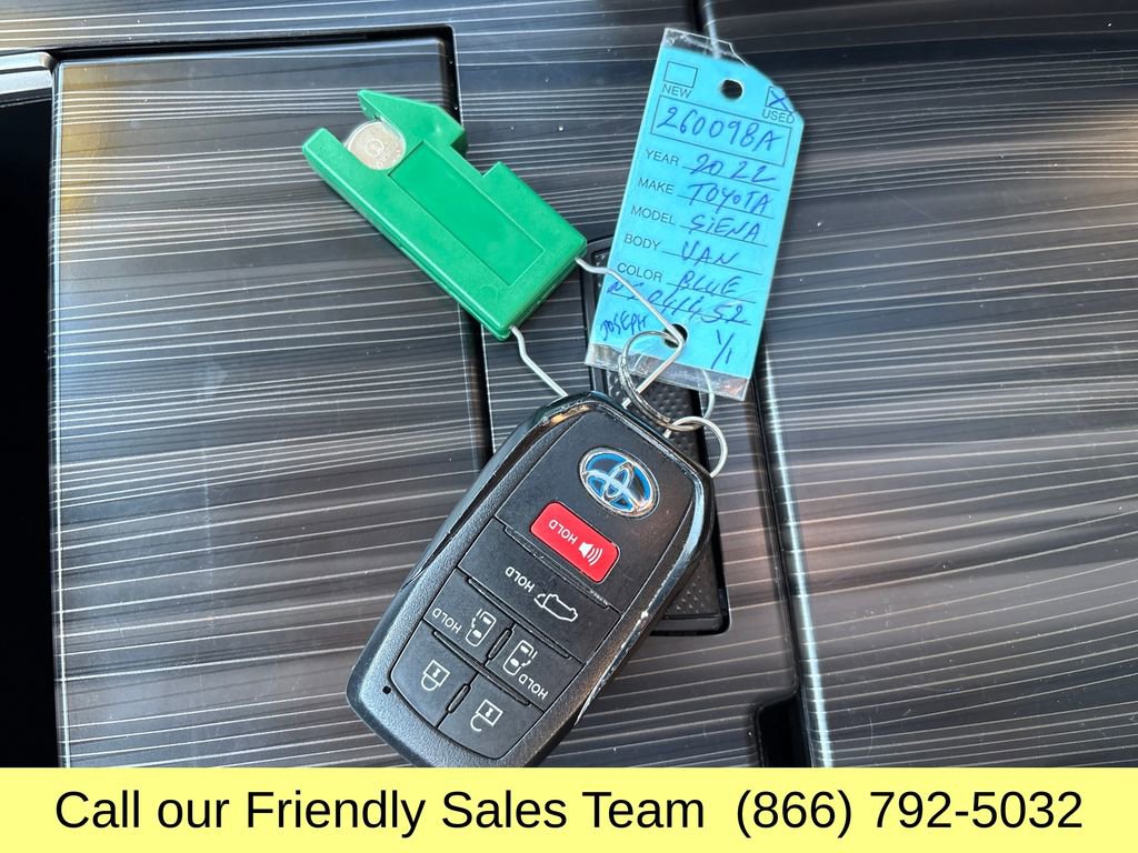 Certified 2022 Toyota Sienna Platinum image 28