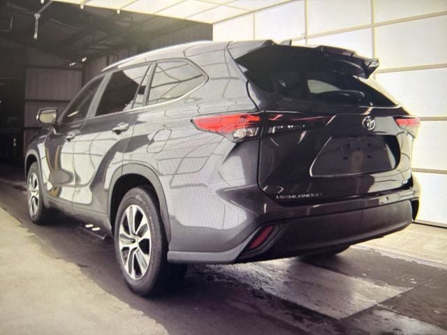 Used 2023 Toyota Highlander XLE FWD image 6