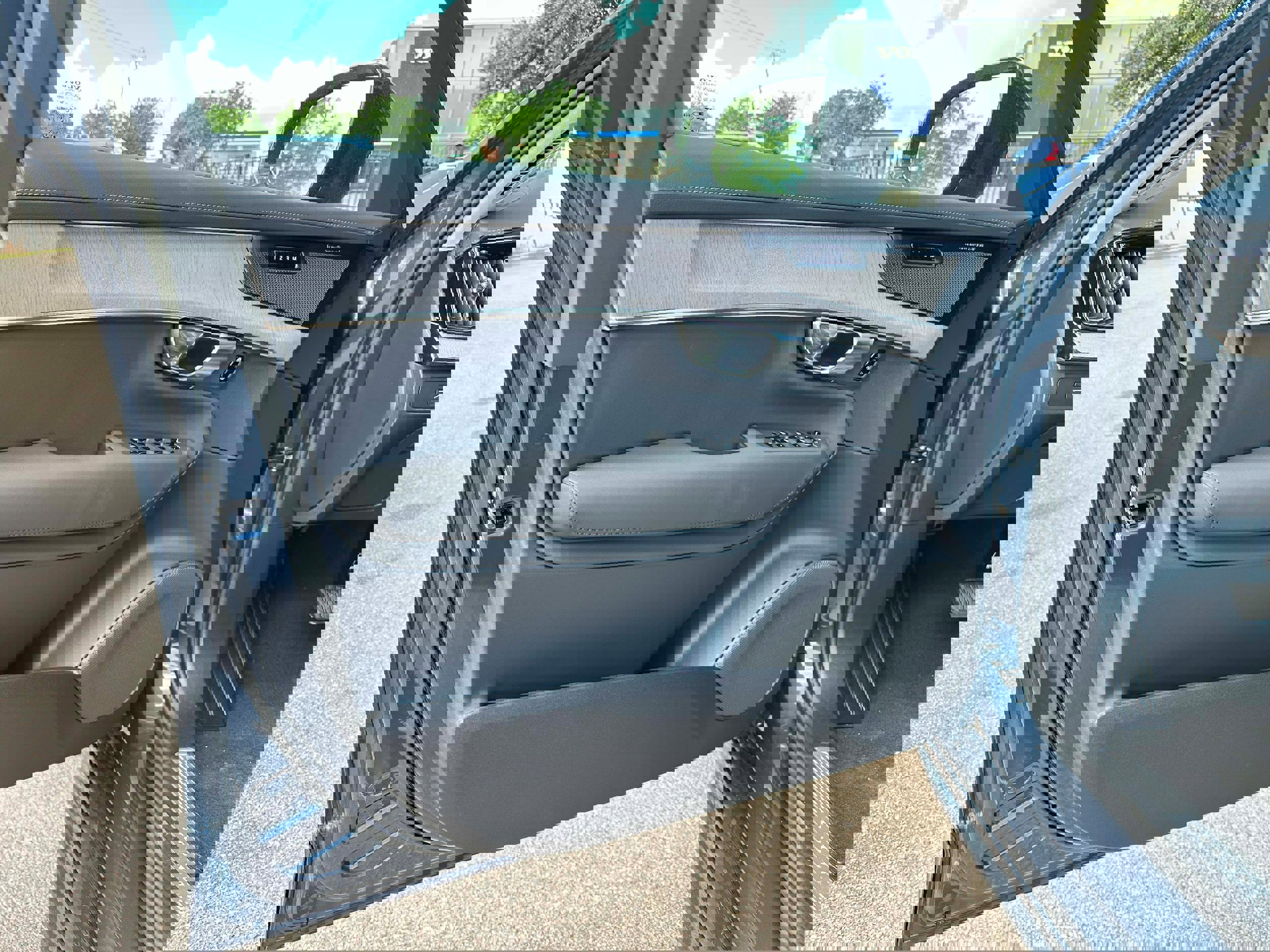 New 2026 Volvo XC90 B6 Ultra w/ Lounge Package image 11