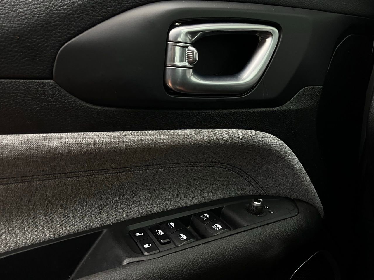 Used 2025 Jeep Compass Latitude image 20