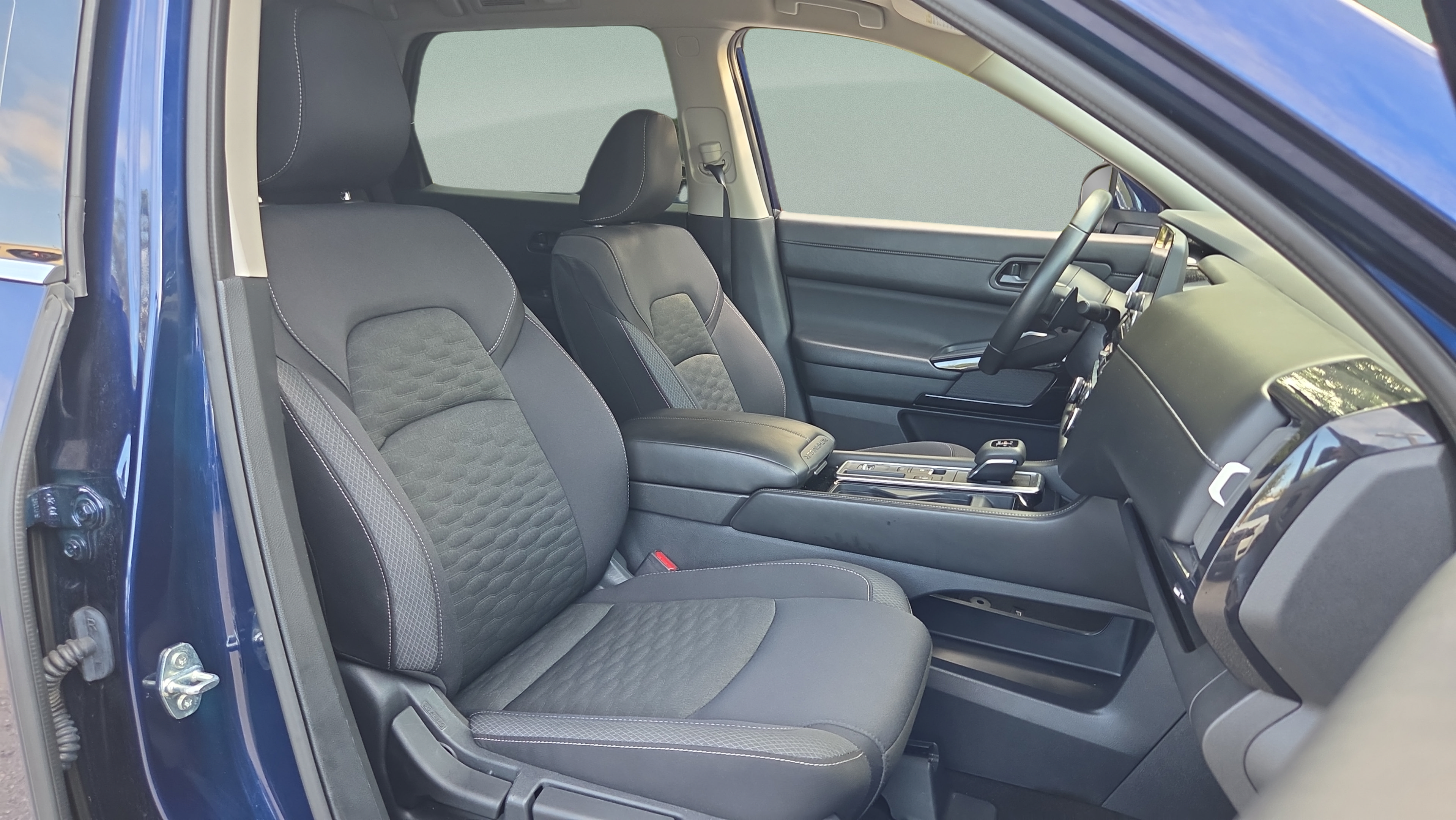 Used 2025 Nissan Pathfinder SV FWD image 15