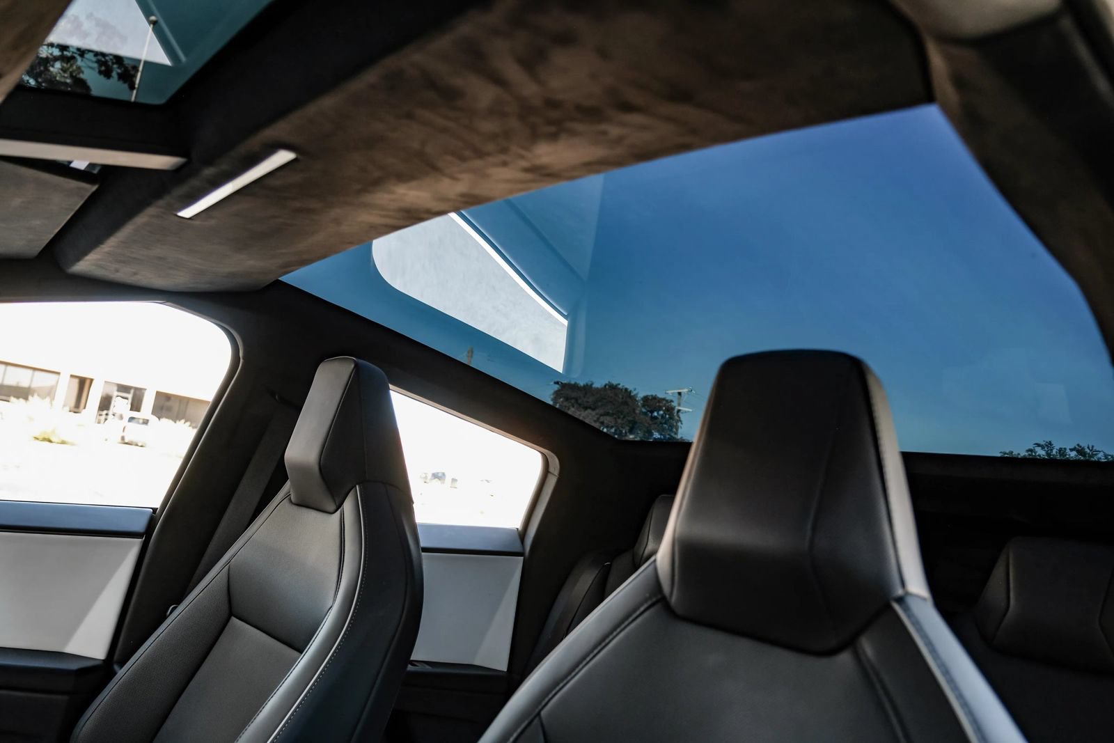 Used 2024 Tesla Cybertruck AWD Crew Cab image 4