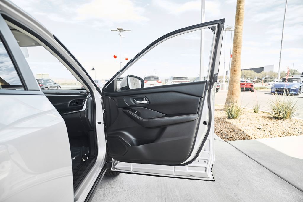 Used 2024 Nissan Rogue SV FWD image 9