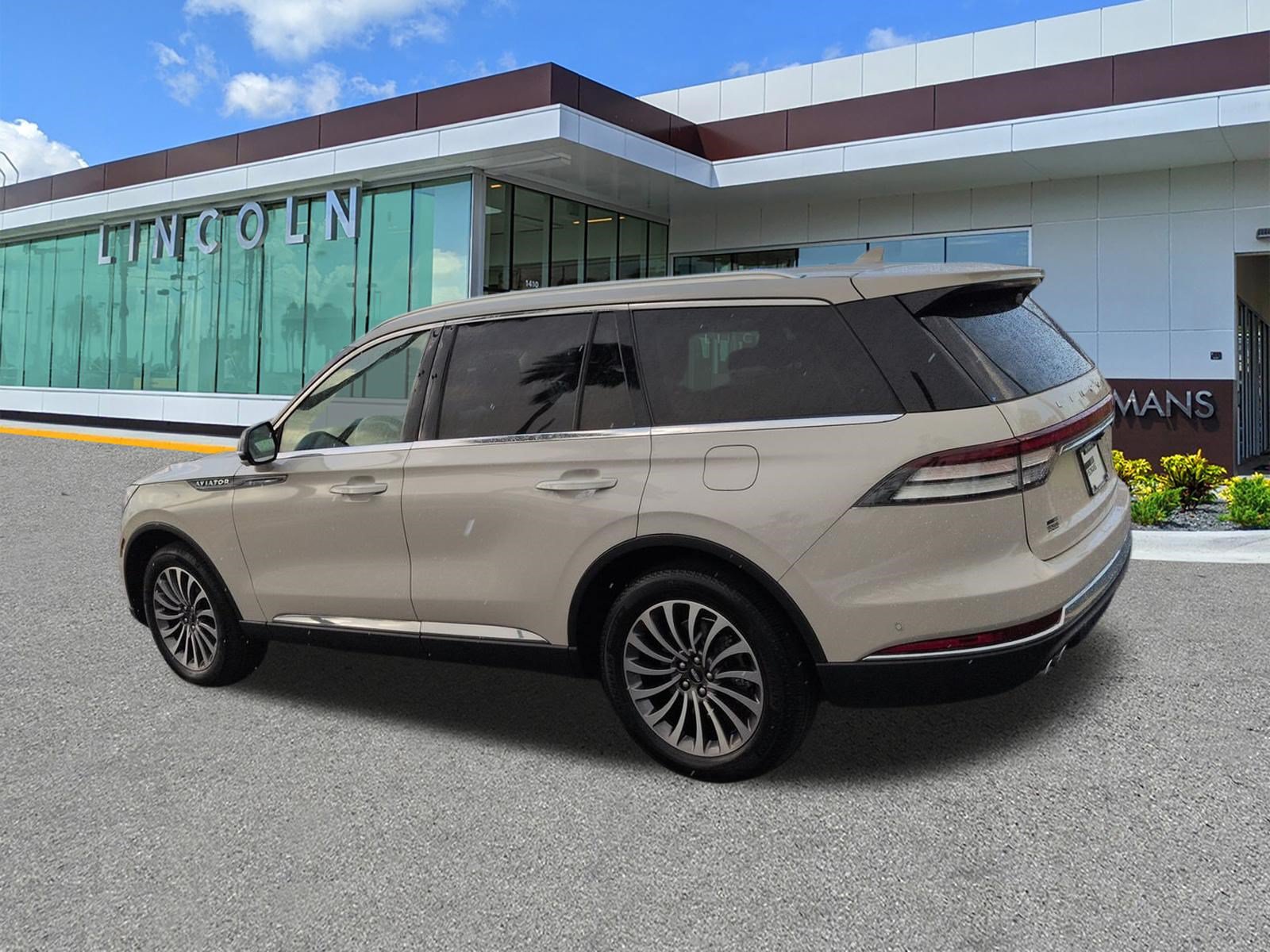 Certified 2020 Lincoln Aviator Reserve w/ Elements Package Plus AWD/4WD image 6