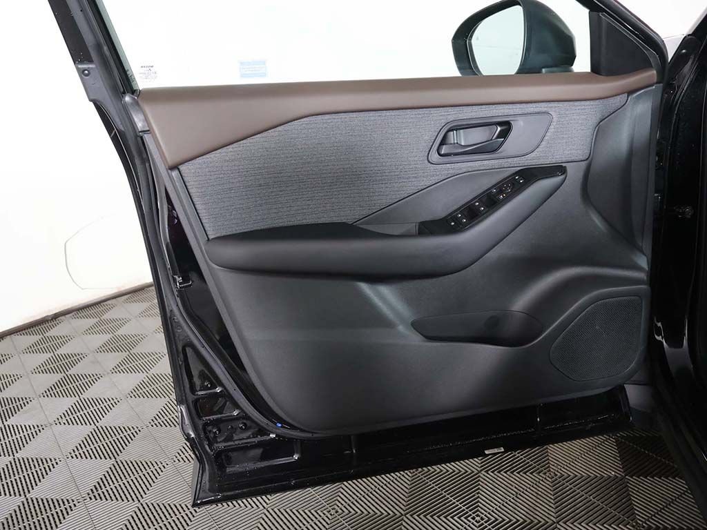 Used 2023 Nissan Rogue S AWD/4WD image 19
