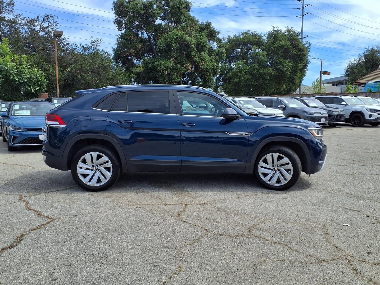 Used 2020 Volkswagen Atlas Cross Sport SE w/ Panoramic Sunroof Package image 3