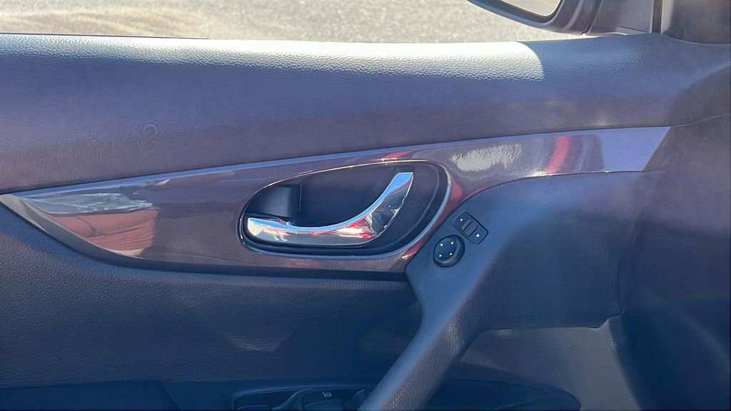 Used 2020 Nissan Rogue SV image 11