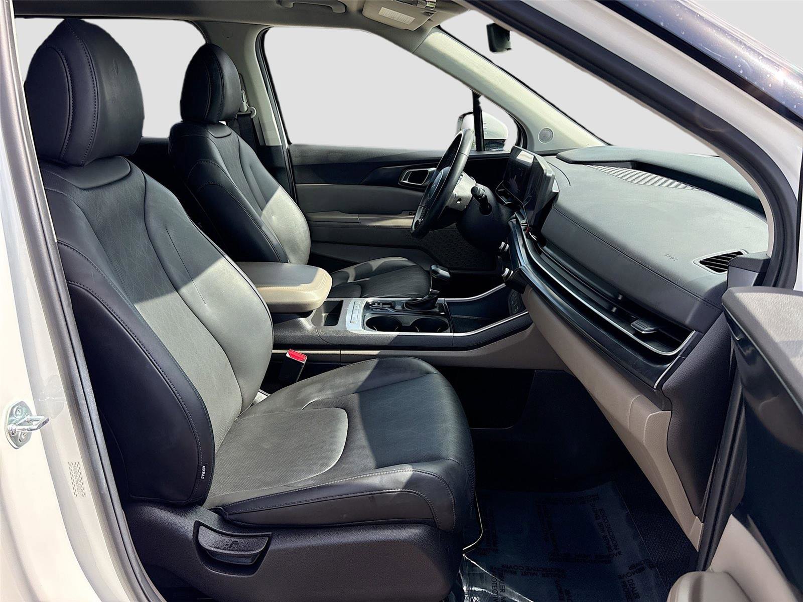 Used 2025 Kia Carnival FWD image 29