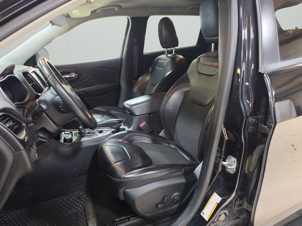 Used 2019 Jeep Cherokee Trailhawk AWD/4WD image 12