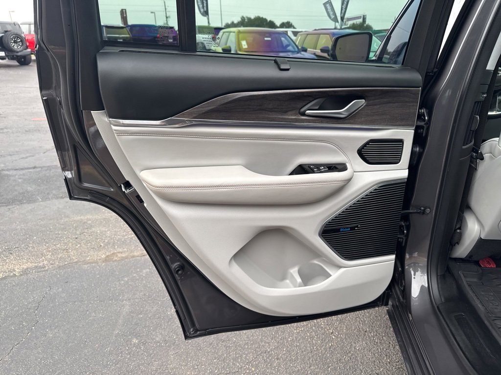 Used 2022 Jeep Grand Cherokee Overland w/ Luxury Tech Group IV image 35