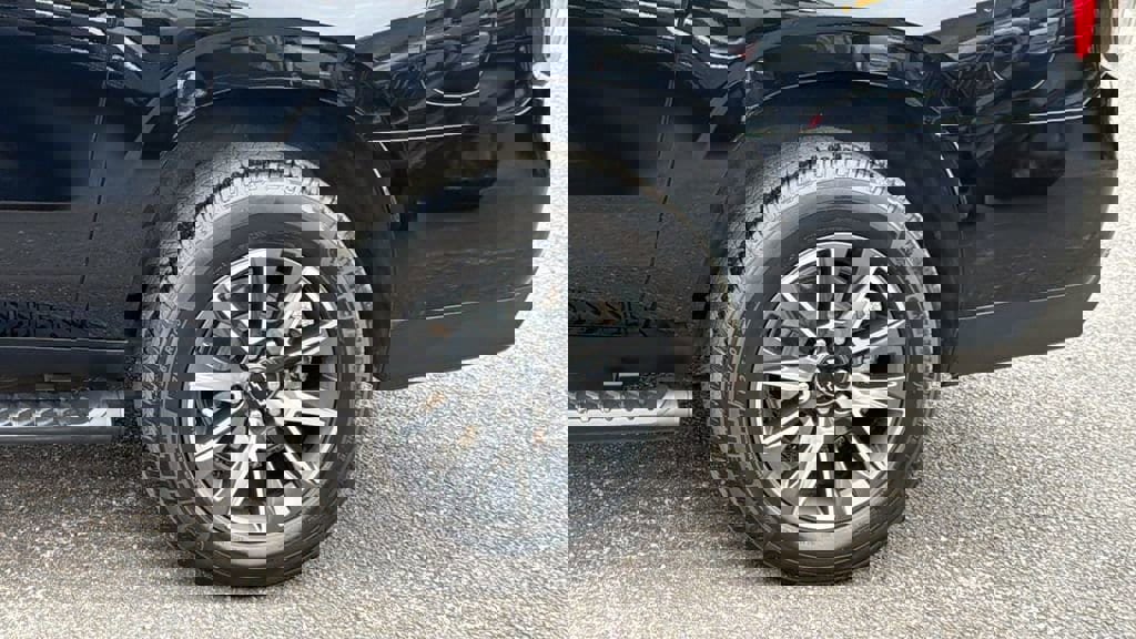 Certified 2024 Chevrolet Suburban Z71 w/ Luxury Package image 9