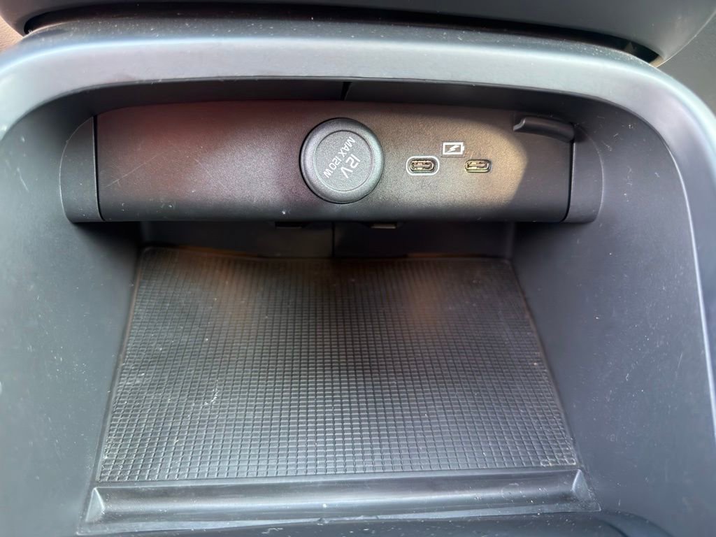 Used 2023 Volvo XC40 B5 Core w/ Convenience Package image 27