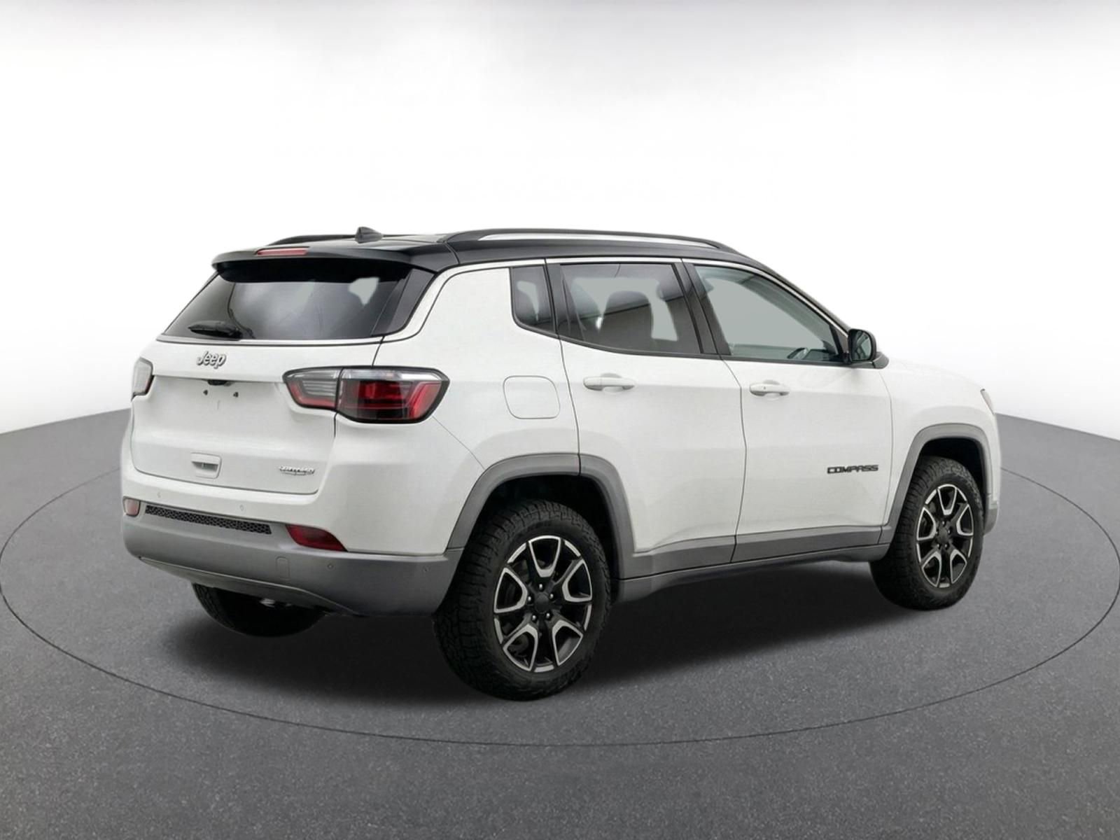 Used 2025 Jeep Compass Trailhawk AWD/4WD image 9