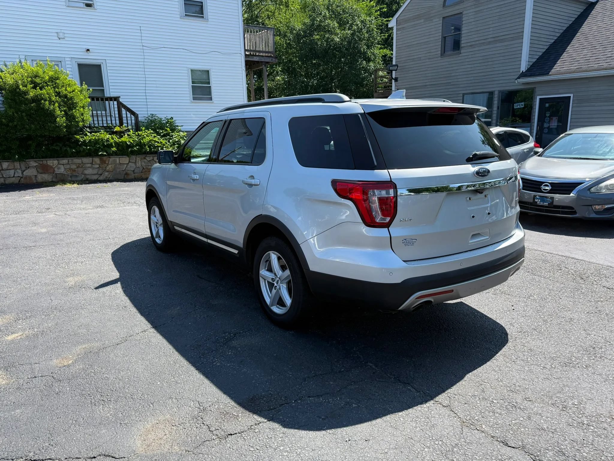Used 2016 Ford Explorer XLT w/ Equipment Group 202A AWD/4WD image 5