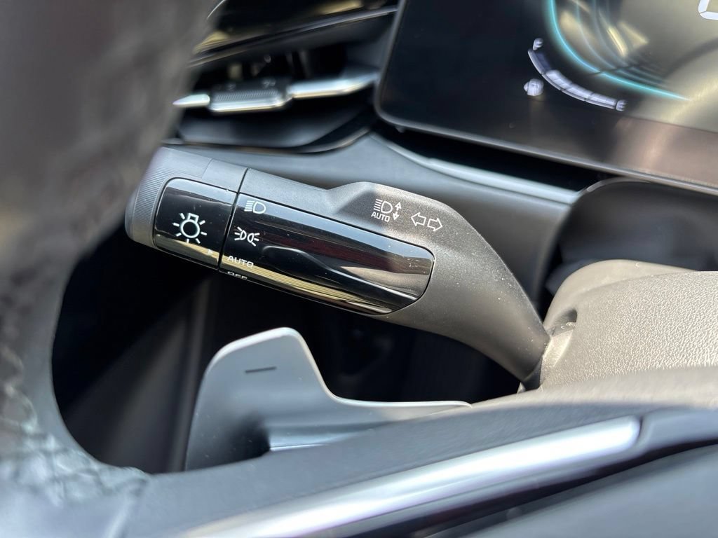 Used 2025 Kia Niro EX w/ EX Cold Weather Package FWD image 31