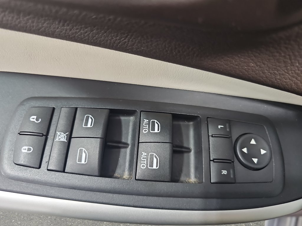Used 2017 Jeep Cherokee Overland w/ Technology Group AWD/4WD image 30