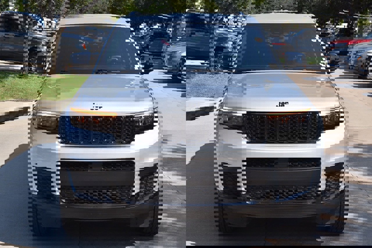 Used 2024 Jeep Grand Cherokee L Laredo image 3