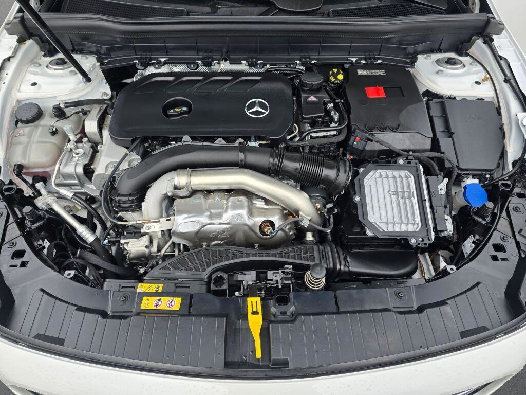 Used 2025 Mercedes-Benz GLB 250 4MATIC image 10