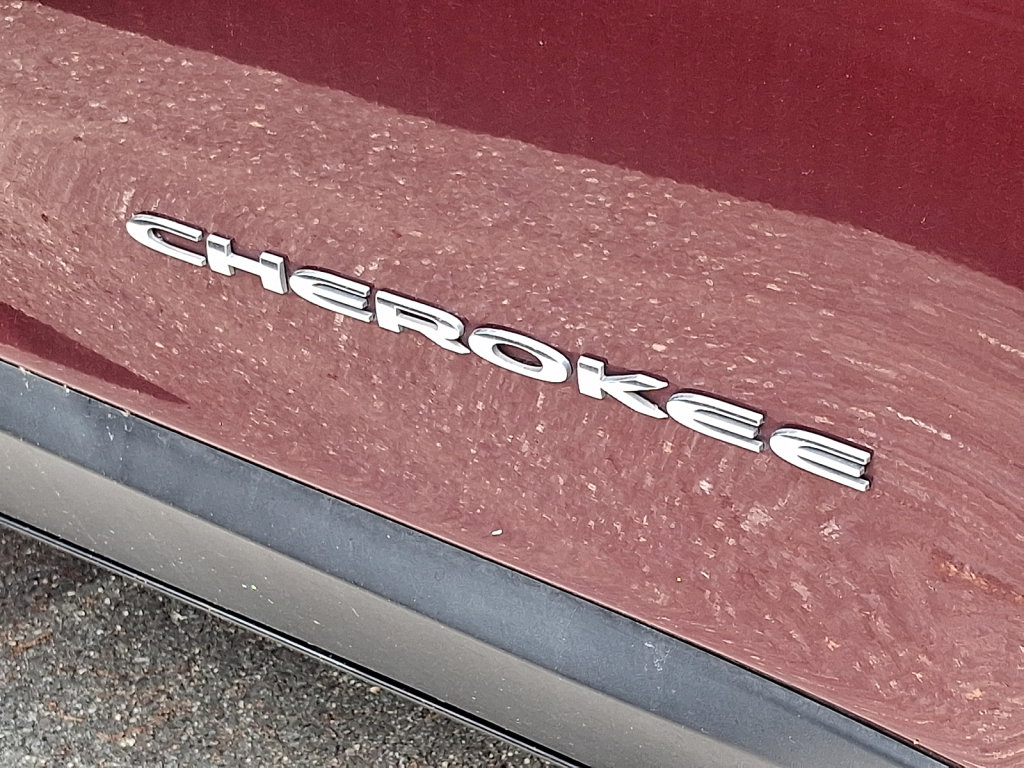 Used 2019 Jeep Cherokee Limited w/ Technology Group AWD/4WD image 4