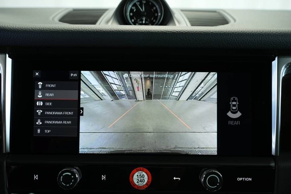 Certified 2025 Porsche Macan AWD/4WD image 19