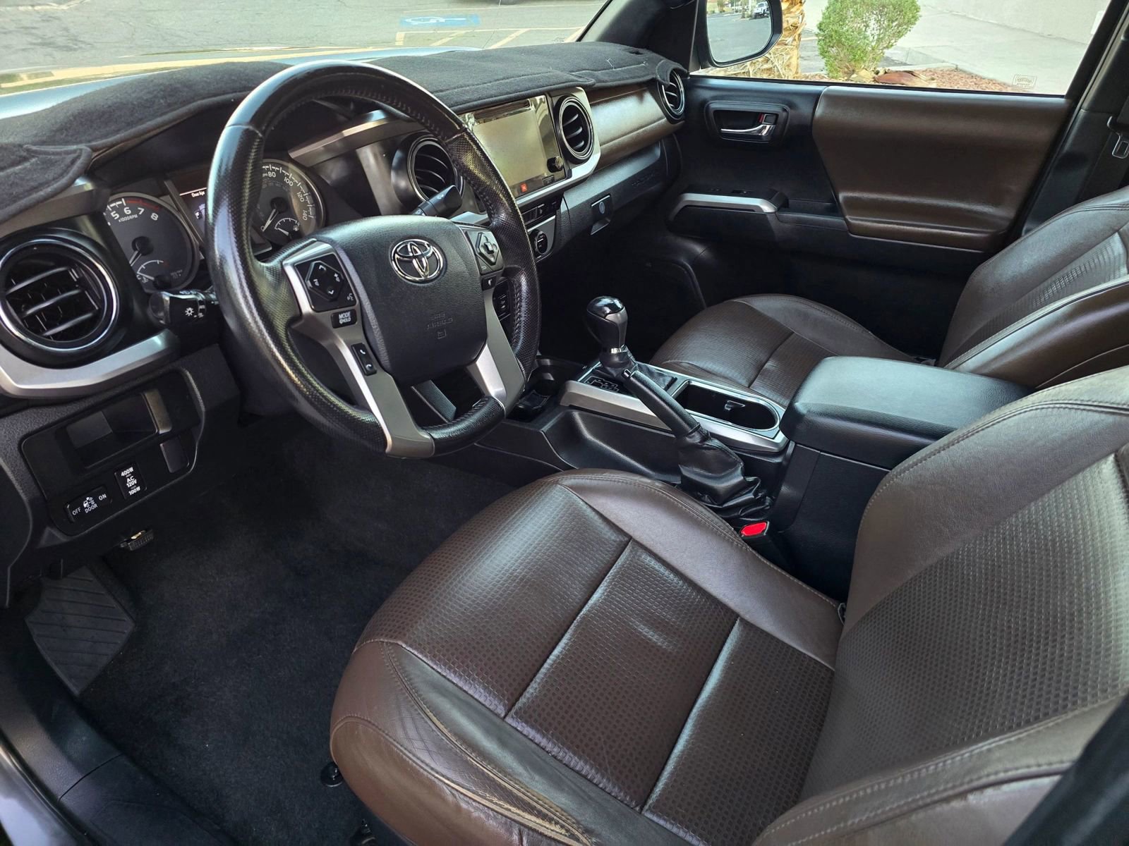 Used 2016 Toyota Tacoma Limited w/ Towing Package RWD image 9