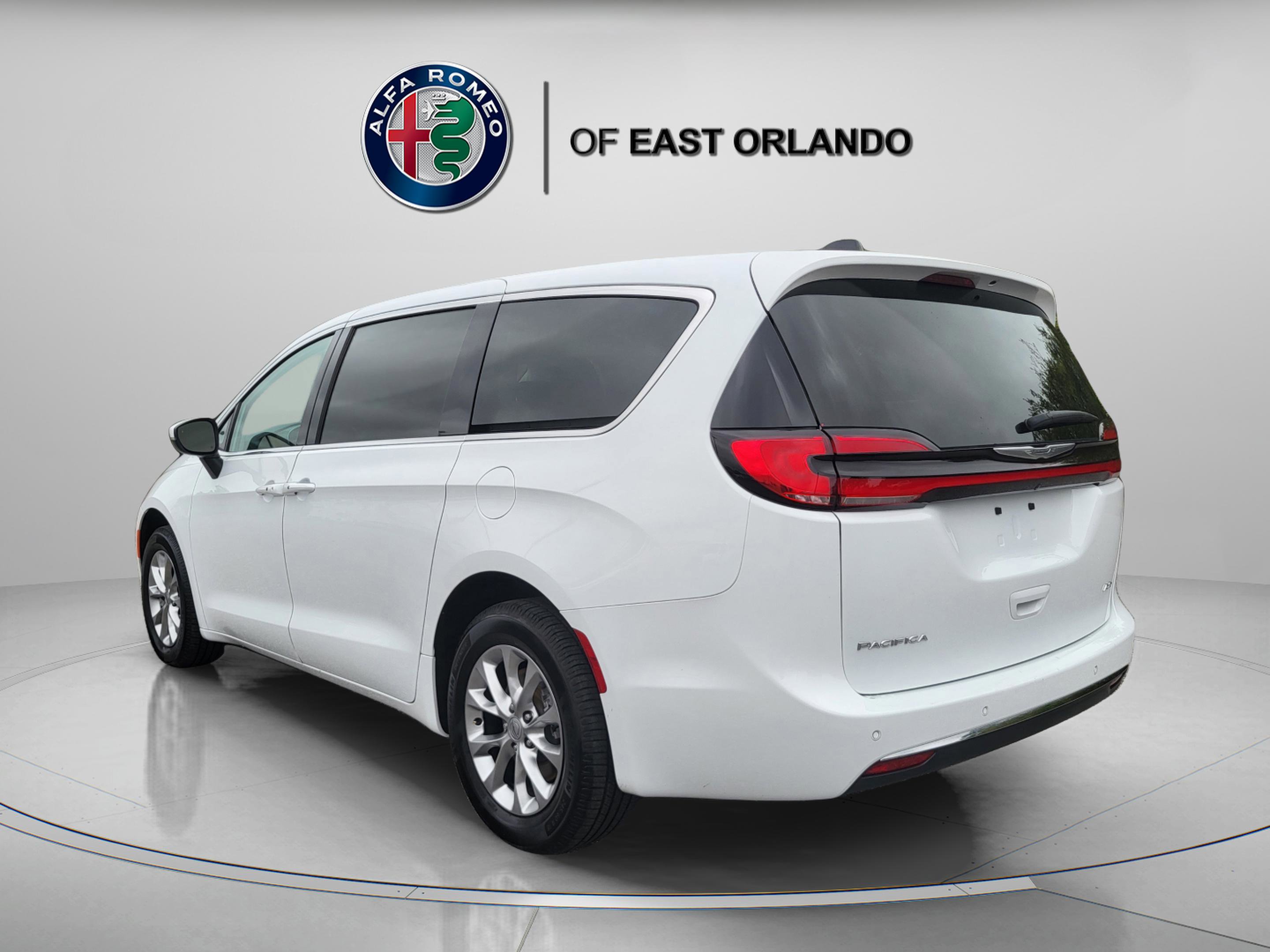 Used 2023 Chrysler Pacifica Touring-L AWD/4WD image 5