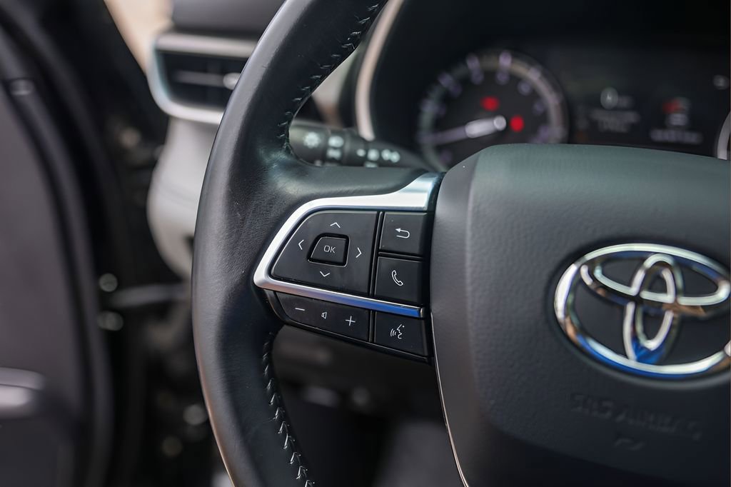 Used 2020 Toyota Highlander XLE AWD/4WD image 14