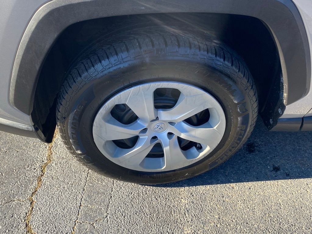 Used 2021 Toyota RAV4 LE image 20