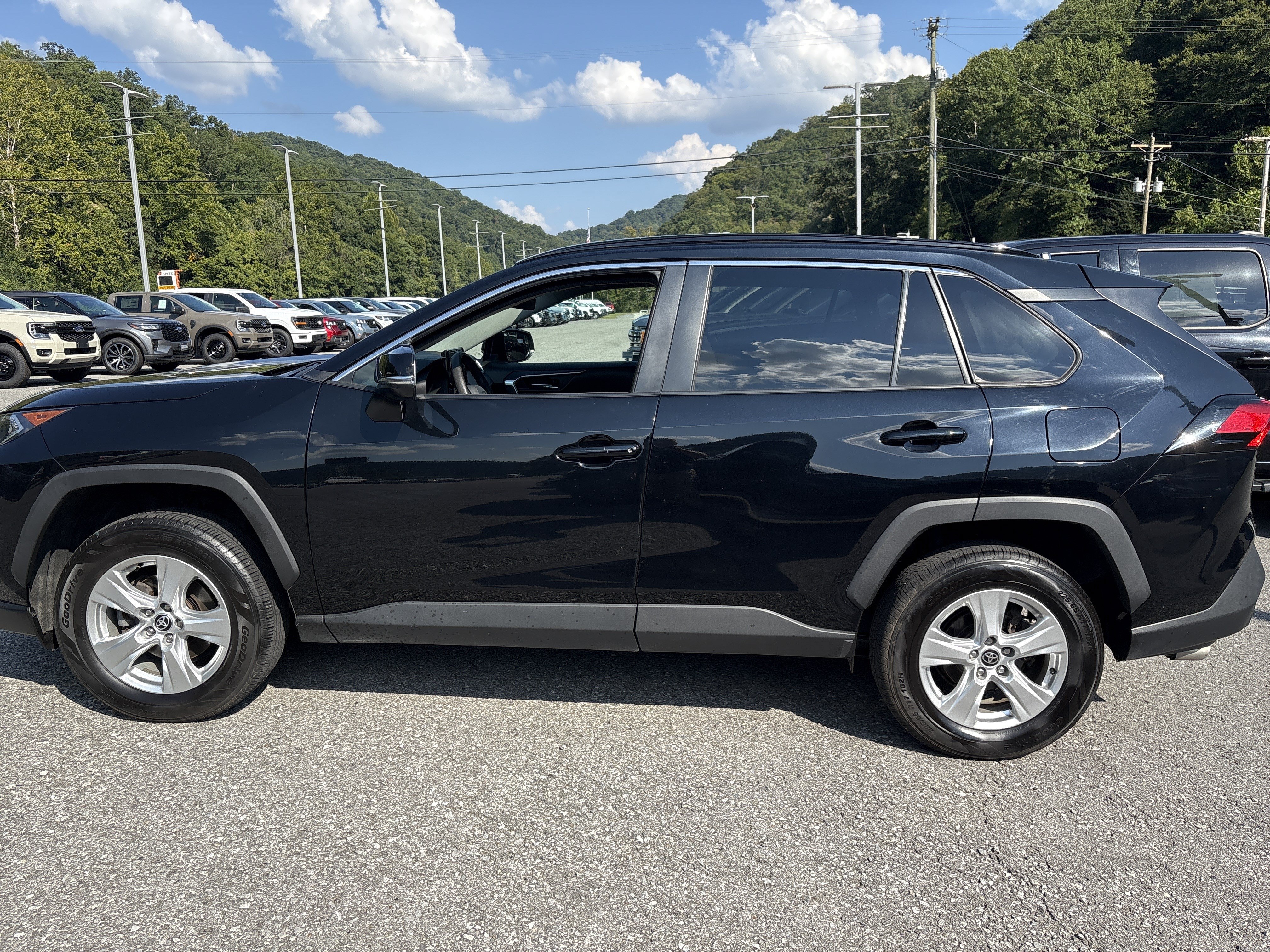 Used 2021 Toyota RAV4 XLE AWD/4WD image 7