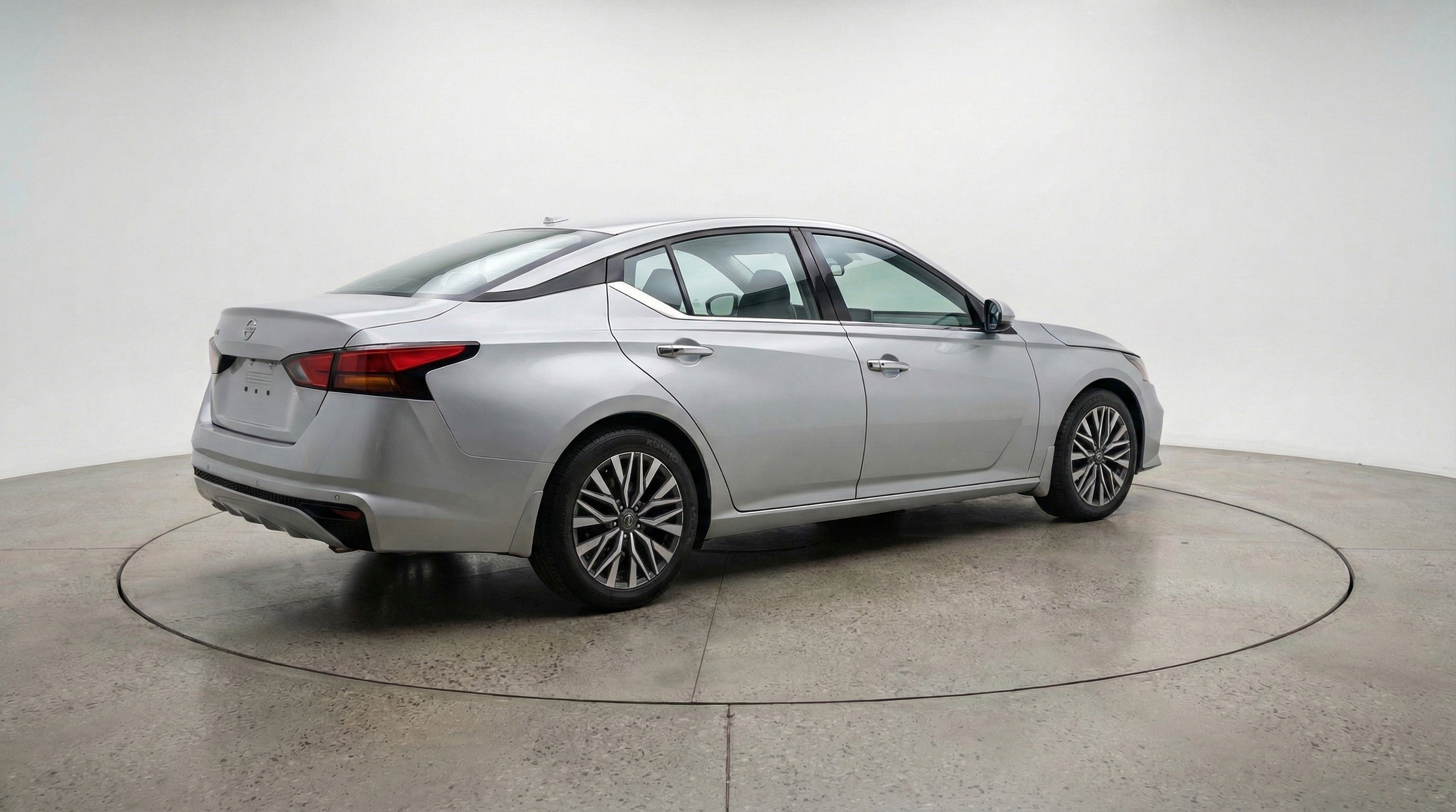Used 2025 Nissan Altima 2.5 SV image 9