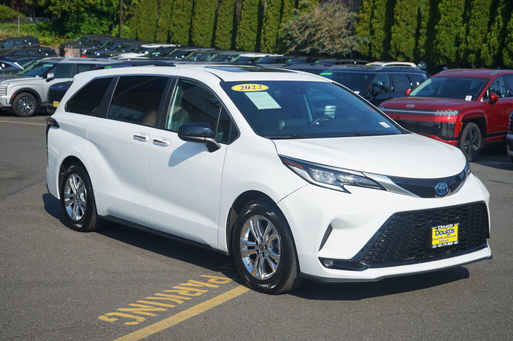 Used 2022 Toyota Sienna XSE w/ XSE Plus Package AWD/4WD image 3