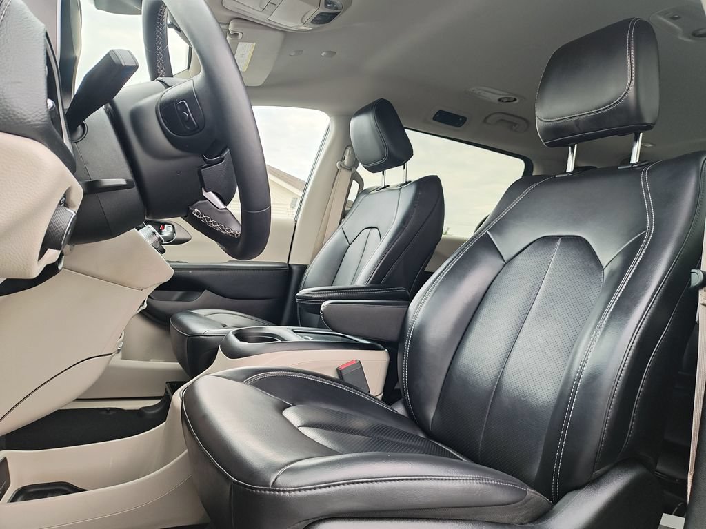 Used 2023 Chrysler Pacifica Touring-L FWD image 13