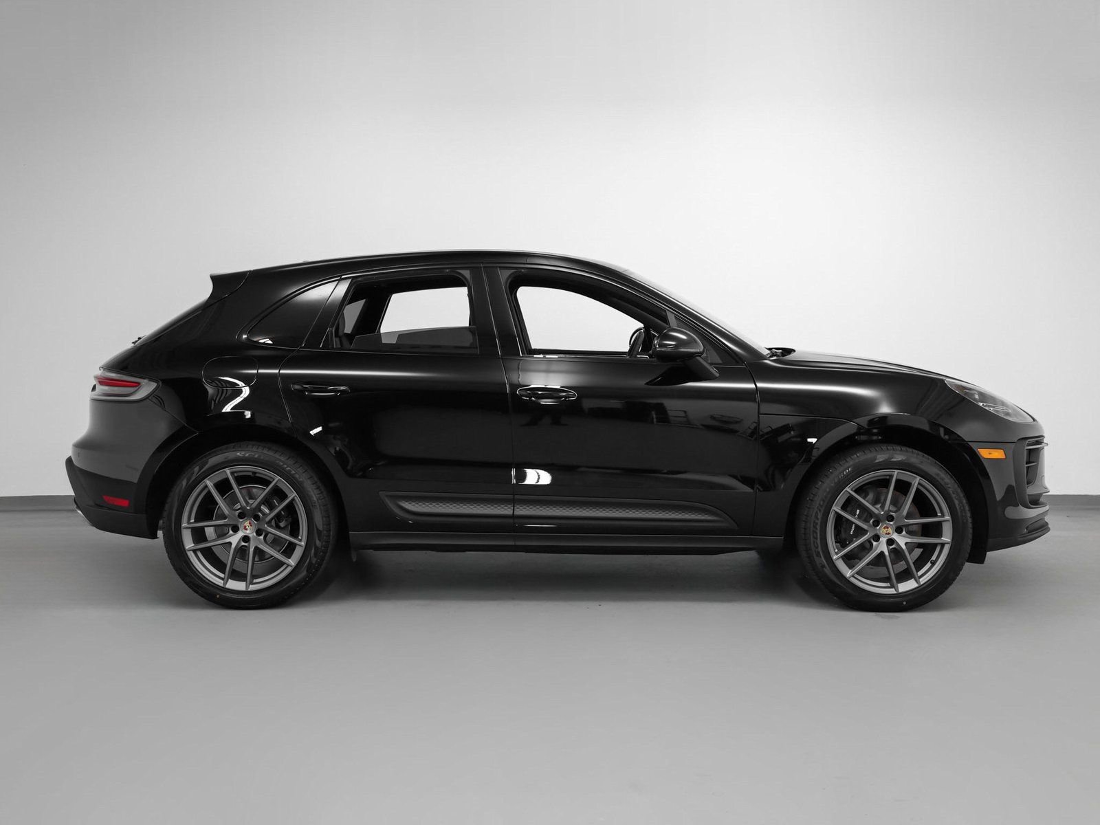 Certified 2025 Porsche Macan image 13